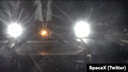 Esta imagen fue colocada en el Twitter de SpaceX y muestra el aterrizaje del Falcon 9 sobre una plataforma en el Océano Atlántico.