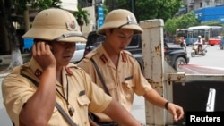 Cảnh sát giao thông in kết quả kiểm tra nồng độ cồn từ máy đo, Hà Nội, tháng 9/2011 (ảnh tư liệu).