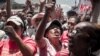 Les partisans du candidat à la présidentielle de l'opposition malgache, Marc Ravalomanana, font des gestes et scandent des slogans lors d'une manifestation au 13 Mai Plaza, à Antananarivo, le 29 décembre 2018.