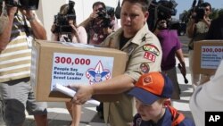 Jennifer Tyrrel y su hijo Cruz Burns entregan 300.000 peticiones firmadas pidiendo a los Boy Scouts la apertura a los gays.