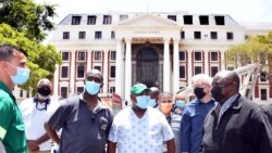 시릴 라마포사(오른쪽) 남아프리카공화국 대통령이 2일 케이프타운 시내 의사당 화재 현장을 점검하고 있다. (Elmond Jiyane/GCIS 제공)