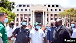 Президент ЮАР Сирил Рамафоса посещает парламентский комплекс в Кейптауне после пожара. 2 января 2022 г. 
