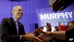 Ansyen Prezidan ameriken Barack Obama pandan li tap ede Lt. Gouvènè Ralph Northan mennen kanpay nan Richmond, Virjini. 19 oktòb 2017