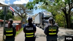 Policías costarricenses mantienen un retén cerca de la frontera con Nicaragua para intengar contener la entrada ilegal de refugiados.