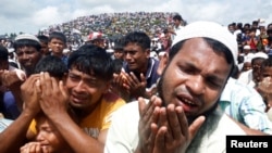 Para pengungsi Rohingya melakukan doa bersama untuk memperingati dua tahun pengungsian di kamp Kutupalong, di Cox's Bazar, Bangladesh, 25 Agustus 2019.