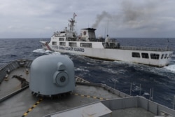 Kapal Garda Pantai China tampak dari kapal TNI AL saat patroli di Zona Ekonomi Eksklusif Indonesia di utara Pulau Natuna, 11 Januari 2020. (Foto: Risyal Hidayat/Antara via Reuters)