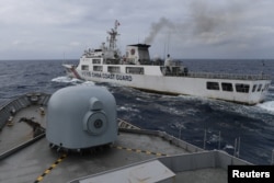 Kapal Garda Pantai China tampak dari kapal TNI AL saat patroli di Zona Ekonomi Eksklusif Indonesia di utara Pulau Natuna, 11 Januari 2020. (Foto: Risyal Hidayat/Antara via Reuters)