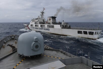 Kapal Garda Pantai China tampak dari kapal TNI AL saat patroli di Zona Ekonomi Eksklusif Indonesia di utara Pulau Natuna, 11 Januari 2020. (Foto: Risyal Hidayat/Antara via Reuters)