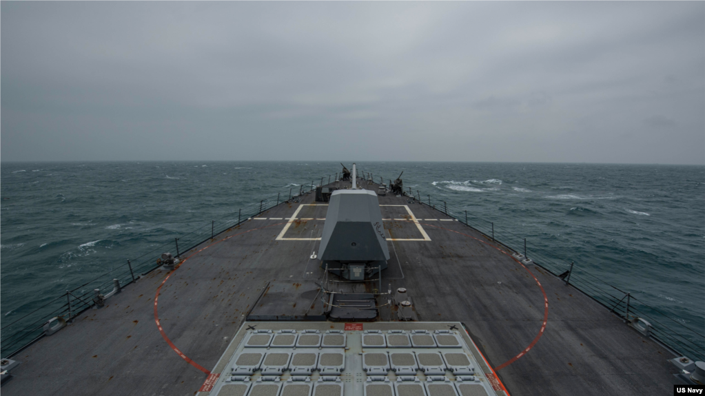 美国海军发布照片显示菲恩号导弹驱逐舰2021年3月1日穿越台湾海峡时配备的舰载导弹发射装置(photo:VOA)
