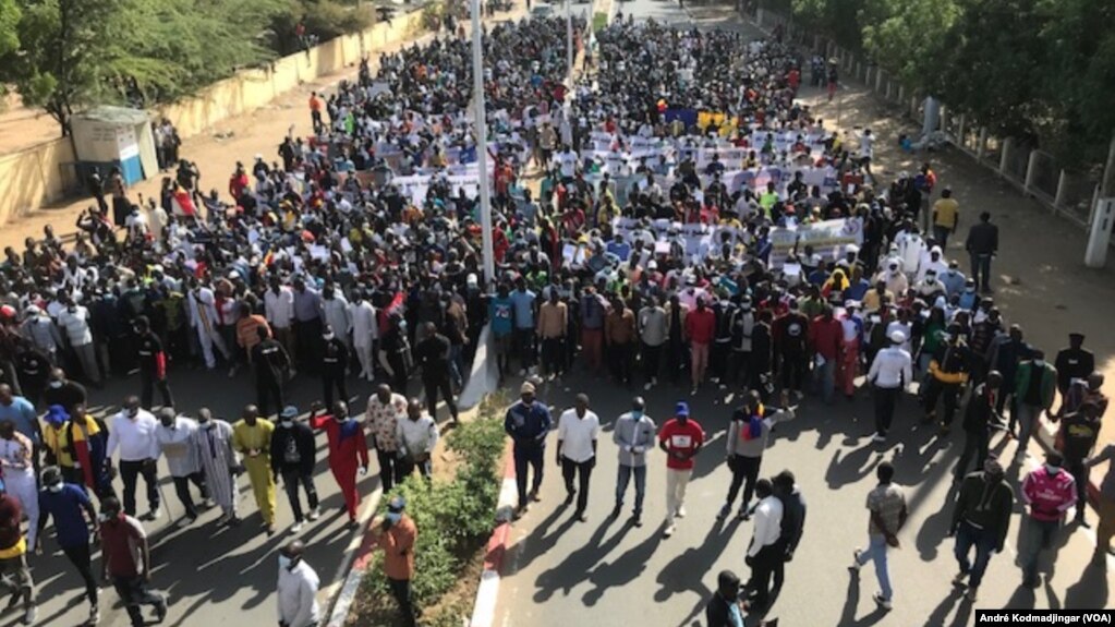 Manifestations de la rue à N'Djamena, au Tchad, le 11 décembre 2021. (VOA/André Kodmadjingar)