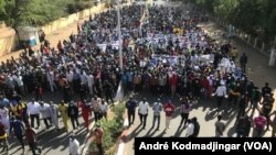 Manifestations de la rue à N'Djamena, au Tchad, le 11 décembre 2021. (VOA/André Kodmadjingar)