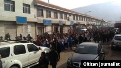 Hằng trăm và thậm chí hằng ngàn người Tây Tạng đã tuần hành tới các văn phòng chính phủ hôm thứ Sáu