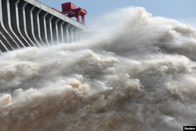 中国长江三峡水库放水。（2018年7月15日）