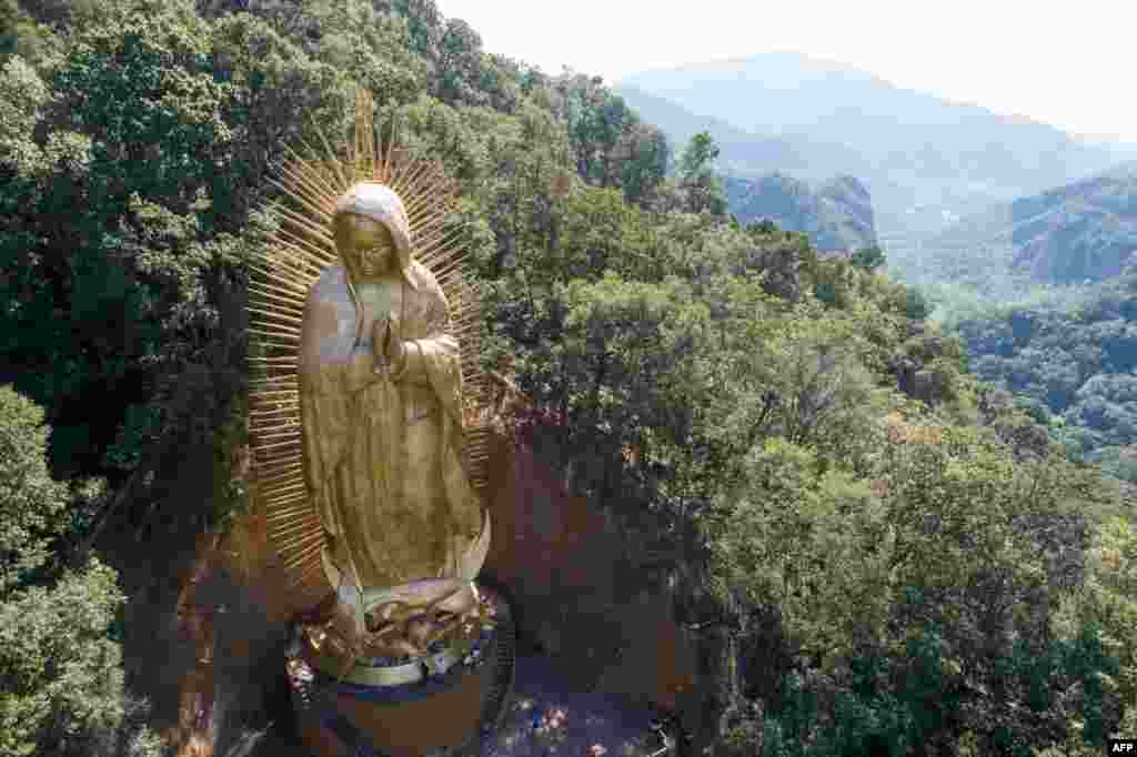 Pemandangan patung raksasa &quot;Bunda Guadalupe&quot;, yang dibangun untuk mengenang penampakan Maria, di kota Ocuilan, Meksiko.