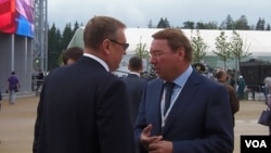 俄罗斯总统助理科仁（右）在2015年的莫斯科武器展览上。