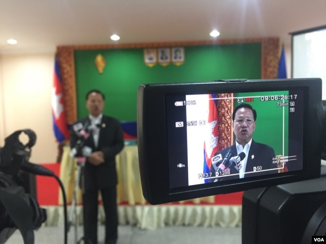 រូបឯកសារ៖ លោក ឈាង វុន អ្នកនាំពាក្យ​តំណាងរាស្ត្រ​គណបក្ស​ប្រជាជន​កម្ពុជា​នៅ​រដ្ឋសភា ធ្វើ​សន្និសីទ​ព័ត៌មាន នៅ​សភា​នា​ទីក្រុង​ភ្នំពេញ​ កាលពី​ថ្ងៃ​ទី​ ៧ ខែ កញ្ញា​ ឆ្នាំ​ ២០១៧ អំពី​ការ​ចាប់ខ្លួន​លោក កឹម សុខា​ប្រធាន​គណបក្ស​សង្គ្រោះ​ជាតិ។ (ហ៊ុល រស្មី/VOA)
