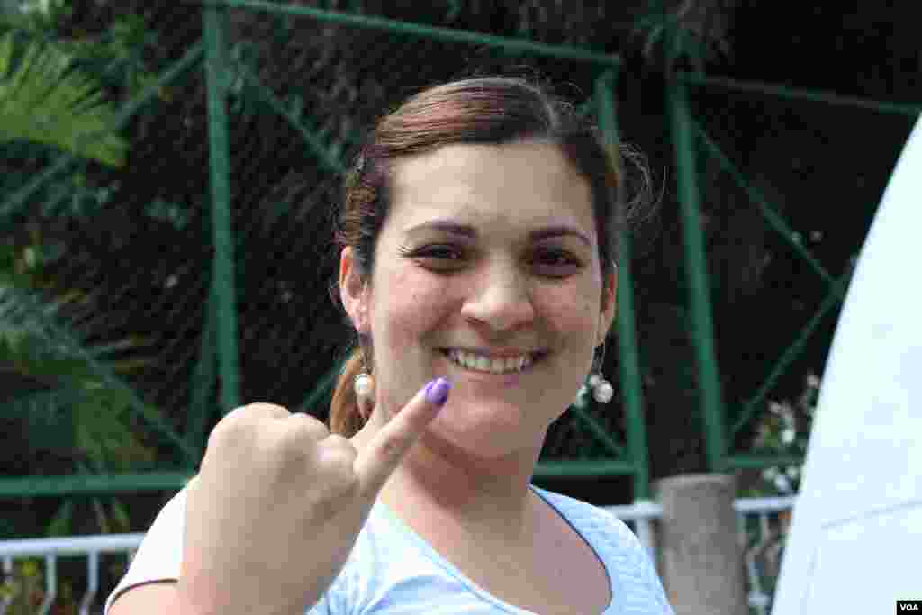 Una venezolana a la salida del centro de votaci&oacute;n en Caracas, Venezuela. [Foto: Iscar Blanco, VOA]