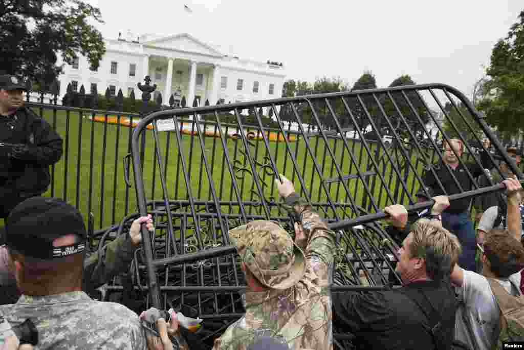 Protesters pile barricades in front of the White House in Washington, Oct. 13, 2013.