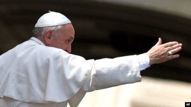 El papa Francisco sale de la audiencia general de los miércoles en la Plaza de San Pedro, en el Vaticano.