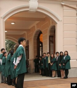 港大学生等待驻港部队来访