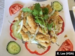 ອາຫານຈານນີ້ ຊື່ວ່າ Muc Chien Gion (ປາອີ່ຮື) ແມ່ນນຶ່ງໃນ ລາຍການອາຫານ ທີ່ລູກຄ້າມັກ ຫຼາຍທີ່ສຸດ ຢູ່ທີ່ຮ້ານອາຫານ Crawfish & Noodles ຕັ້ງຢູ່ໃນນະຄອນ ຮິວສຕັນ ຂອງລັດເທັກຊັດ. ເຈົ້າຂອງຮ້ານ ແລະທັງເປັນພໍ່ຄົວ ທ້າວ ຈອງ ຫງວຽນ ຮຽນຄົວກິນ ດ້ວຍການຊ່ອຍແມ່ຍ່າຂອງລາວ ເຮັດກິນ.