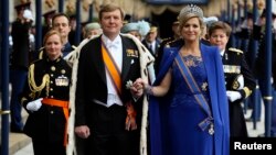 El rey Guillermo Alejandro y su esposa, la reina Máxima salen de la iglesia Nieuwe Kerk en Amsterdam.