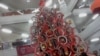 Pohon Natal Raksasa dari Ban Bekas Semarakkan Natal di UK Petra