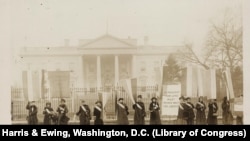 1917年，即美国通过宪法第19修正案立法的前三年，争取妇女投票权的活动人士在白宫前留影。