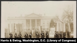 1917年，即美國通過憲法第19修正案立法的前三年，爭取婦女投票權的活動人士在白宮前留影。