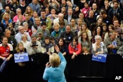 ອະດີດລັດຖະມົນຕີການຕ່າງປະເທດ ທ່ານນາງ Hillary Clinton ສັງກັດ​ພັກ Democrats ​ໃນ​ຂະນະ​ທີ່​ຂຶ້ນ​ກ່າວ ​ໃນເມືອງ Manchester, New Hampshire, 8 ກຸມພາ, 2016.