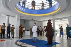 Pelaksanaan hukum cambuk di Banda Aceh, provinsi Aceh, 8 Februari 2021. (Photo by CHAIDEER MAHYUDDIN / AFP)