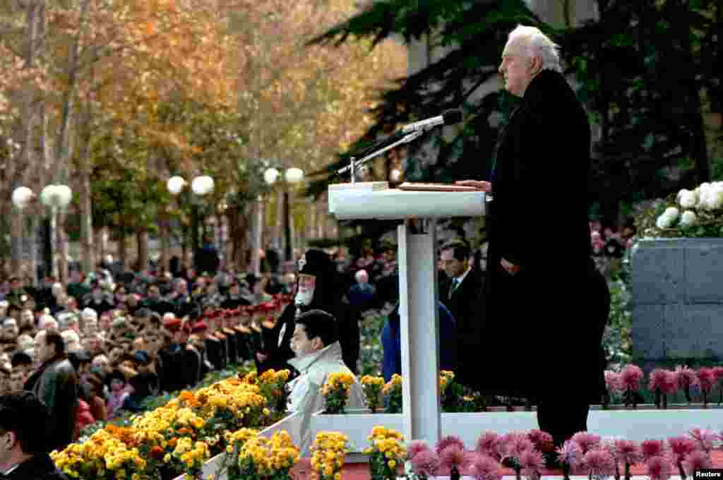 Georgian leader Eduard Shevardnadze is sworn in as Georgian president in Tbilisi, Nov. 26, 1995. 