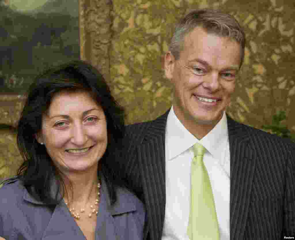 May-Britt e Edvard Moser, nóbeis da medicina, sorriem no momento em que recebem o prémio&nbsp; Fernstrom em Lund, Noruega a 22 de Setembro deste ano. (Fotografia de arquivo) 