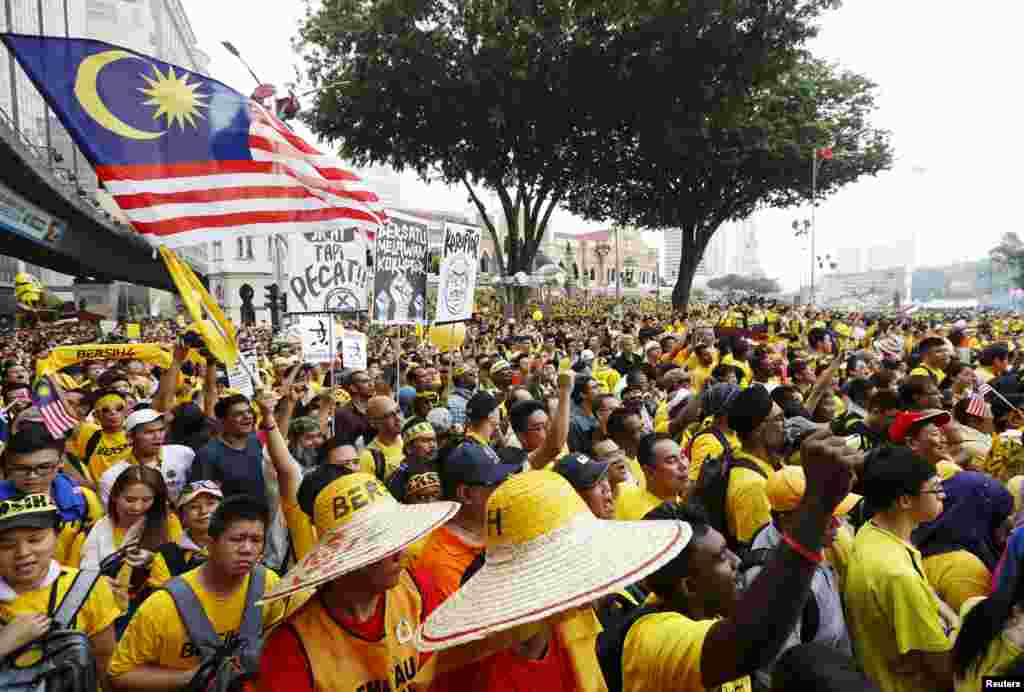 Para demonstran mendengarkan pidato dalam protes yang diorganisir oleh kelompok pro-demokrasi &quot;Bersih&quot; di Kuala Lumpur (29/8). (Reuters/Olivia Harris)