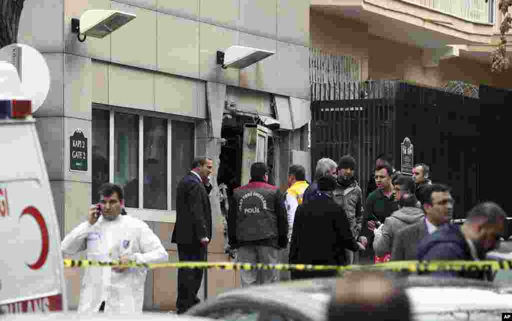2013年2月1日星期五，美國駐土耳其首都安卡拉的大使館外面發生爆炸，救護人員站在大使館的入口進行救助工作。
