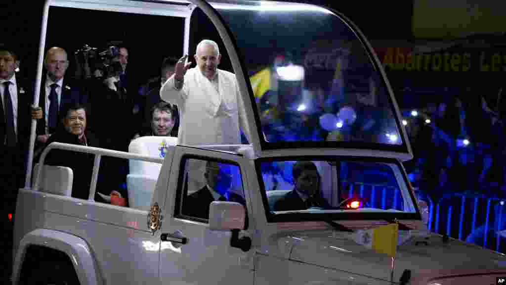 Le pape François salue la foule de sa papamobile à son arrivée à Mexico, vendredi 12 février 2016.