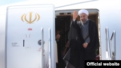 حسن روحانی رئیس جمهوری ایران در حال ترک تهران به مقصد نیویورک - مهر ۱۳۹۴