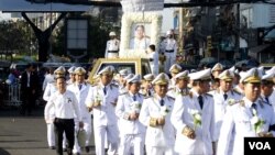 Sok An's body was carried to a cremation ceremony at Wat Botum temple, Sunday March 19, 2017. (Photo: Sun Narin/VOA Khmer) 