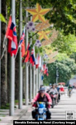 Cờ Slovakia treo trên đường phố Hà Nội. Slovakia nói sẽ có hậu quả nghiêm trọng trong quan hệ giữa hai nước nếu họ xác minh được là Việt Nam lừa dối họ trong vụ bắt cóc Trịnh Xuân Thanh. (Photo by Slovakia Embassy in Hanoi)