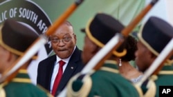 Le président sud-africain Jacob Zuma, à gauche, passe en revue la garde d'honneur au Parlement à Cape Town, en Afrique du Sud, 9 février 2017.