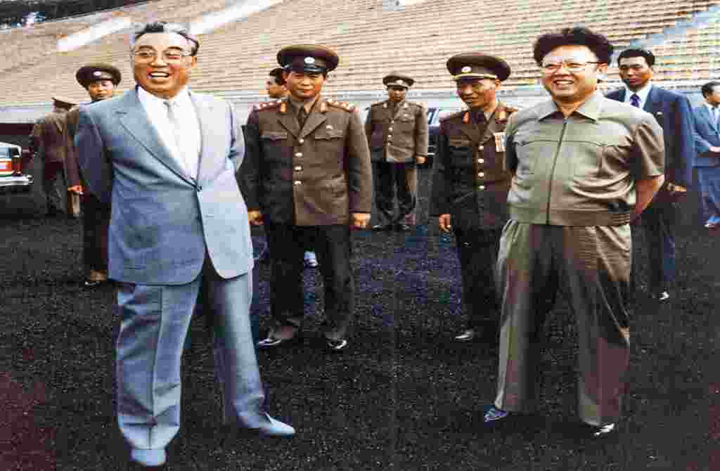 Kim Jong Il (kanan) bersama ayahnya, yang juga adalah presiden saat itu, dalam foto tanpa tanggal (foto: AFP).