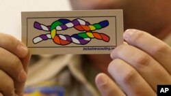 Un grupo de Scouts retirados aplaudió el resultado de las votaciones, mientras que instituciones religiosas amenazaron con retirar su patrocinio.