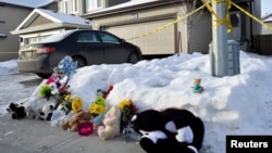Hoa và thú nhồi bông trước căn nhà ở Edmonton, Alberta, nơi xảy ra vụ xả súng giết chết 8 người Việt,ngày 31/12/2014.