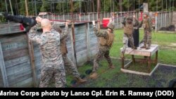 កងកម្លាំង​ម៉ារីន​អាមេរិកាំង​របស់​កងពលMarine Wing Support Detachment លេខ​៣១ ដើរ​លើ​ខ្សែ​ក្នុង​ពី​ហ្វឹកហាត់​មួយ​នៅ​ក្នុង​បន្ទាយ​ទាហាន Marine Corps Recruit Depot Parris Island រដ្ឋ South Carolina កាលពី​ថ្ងៃទី១២ ខែសីហា ឆ្នាំ២០១៧។