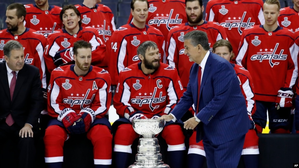 Fans de los Capitals celebran la obtenciÃ³n de la Copa Stanley de hockey en el Capital One Arena en Washington, D.C., el martes, 12 de junio de 2018.