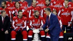 Fans de los Capitals celebran la obtención de la Copa Stanley de hockey en el Capital One Arena en Washington, D.C., el martes, 12 de junio de 2018.