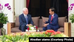 Presiden Jokowi berbincang dengan Wakil Presiden Amerika Serikat Mike Pence di teras belakang Istana Merdeka (20/4) 