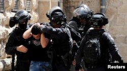 Израильские полицейские задерживают палестинца у мечети Аль-Акса (архивное фото) 