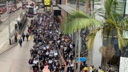 香港社福界罷工遊行參與人數遠超預計的200人，遊行人士一度佔據灣仔軒尼斯道一條行車線。(美國之音湯惠芸)