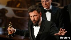 Director and producer Ben Affleck accepts the Oscar for best picture for "Argo" at the 85th Academy Awards in Hollywood, California, Feb. 24, 2013. 